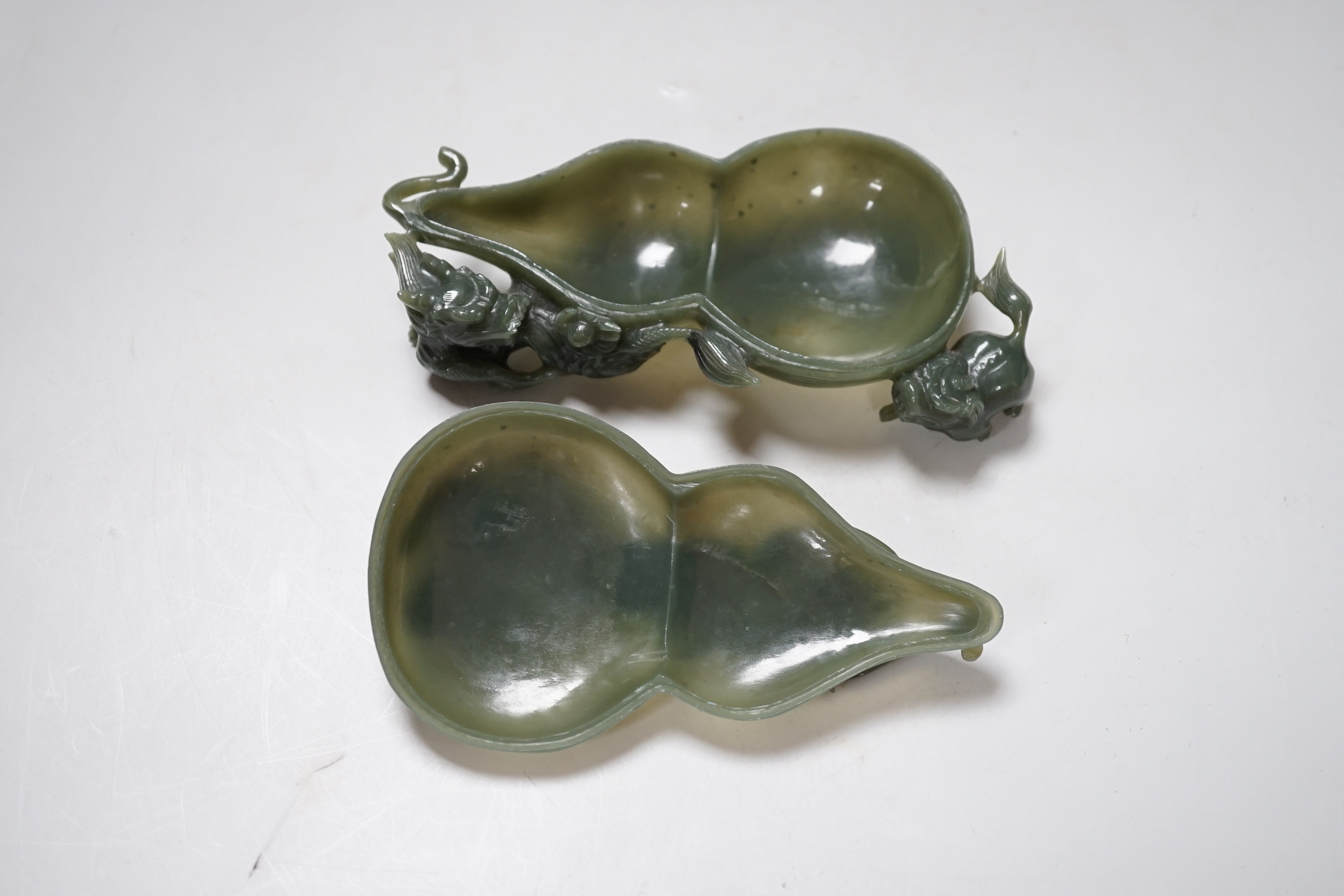 A Chinese spinach green jade double gourd shaped box and cover, 17cm
